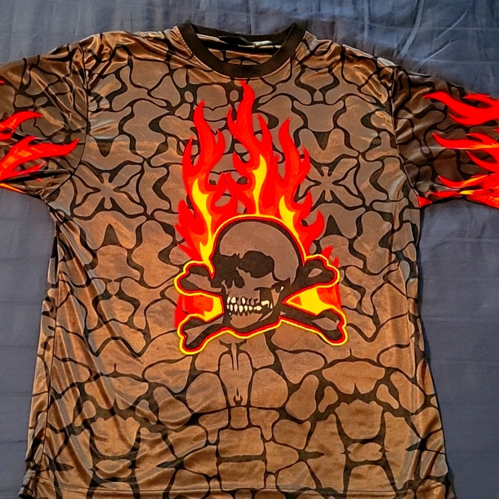 Large super cool, rare, flame'n skull shirt